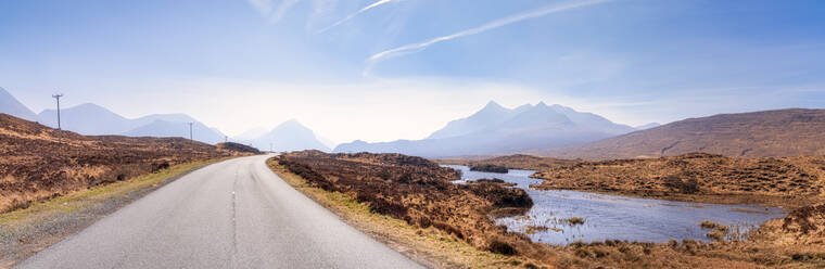 Abnehmende Sicht auf die Straße A863, die zu den Cuillin-Bergen führt, Isle of Skye, Highlands, Schottland, UK - SMAF01507