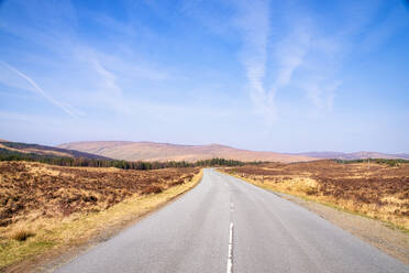 Abnehmende Ansicht der Straße A863 gegen den Himmel, Isle of Skye, Highlands, Schottland, UK - SMAF01508