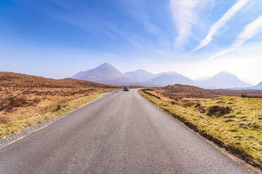 A863 Straße in Richtung Cuillin Mountains, Isle of Skye, Highlands, Schottland, UK - SMAF01510