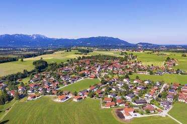 Luftaufnahme von Greiling bei klarem Himmel mit Benediktenwand und Blomberg im Hintergrund, Tölzer Land, Oberbayern, Bayern, Deutschland - SIEF08974