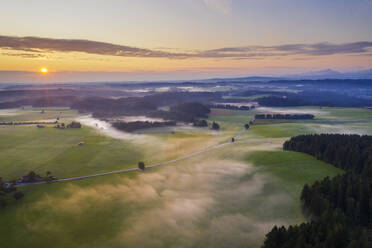 Landschaft gegen den Himmel bei Sonnenaufgang in Dietramszell, Tölzer Land, Oberbayern, Bayern, Deutschland - SIEF08976