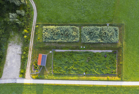 Luftaufnahme der biologischen Kläranlage in Peretshofen bei Dietramszell, Tölzer Land, Oberbayern, Bayern, Deutschland, lizenzfreies Stockfoto
