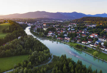 Luftaufnahme des Isarstausees Tölz bei Sonnenaufgang in Bad Tölz, Isarwinkel, Oberbayern, Bayern, Deutschland - SIEF08986