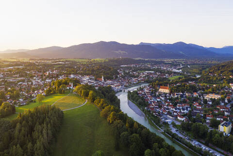 Luftaufnahme des Kalvarienbergs und der Isar gegen den Himmel, Isarwinkel, Oberbayern, Bayern, Deutschland, lizenzfreies Stockfoto