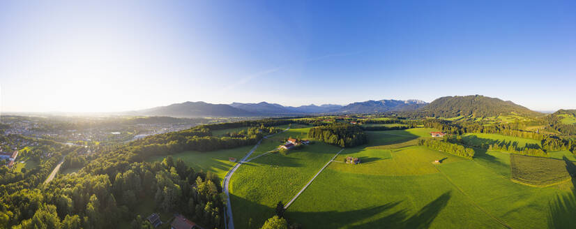 Panoramaaufnahme der Landschaft gegen den Himmel vom Isartal aus gesehen, Oberbayern, Bayern, Deutschland - SIEF08991