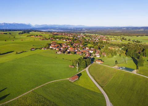 Luftaufnahme der Landschaft bei Königsdorf mit Alpenkette im Hintergrund, Tölzer Land, Oberbayern, Bayern, Deutschland, lizenzfreies Stockfoto