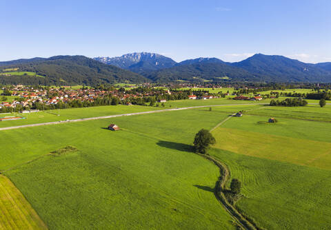 Blick auf die Landschaft am Bichl mit Benediktenwand und Rabenkopf im Hintergrund, Tölzer Land, Oberbayern, Bayern, Deutschland, lizenzfreies Stockfoto