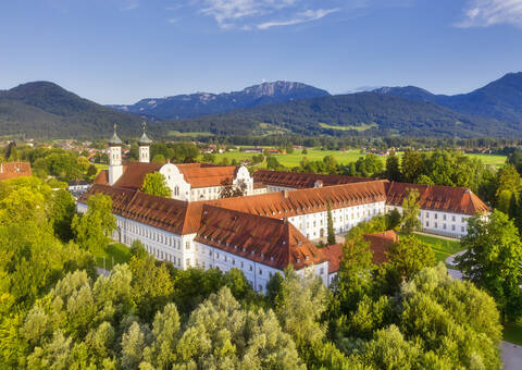 Außenansicht von Kloster Benediktbeuern gegen den Himmel mit Benediktenwand im Hintergrund, Benediktbeuern, Tölzer Land, Oberbayern, Bayern, Deutschland, lizenzfreies Stockfoto