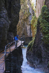 Seniorin am Wasserfallsteig in der Leutaschklamm, Tirol, Österreich - SIEF09004