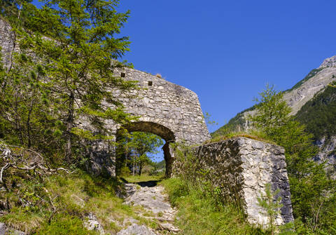 Tor in der Festungsmauer der Porta Claudia vor blauem Himmel in Scharnitz, Tirol, Österreich, lizenzfreies Stockfoto