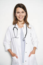 Porträt einer lächelnden Ärztin mit Stethoskop - PNEF01935