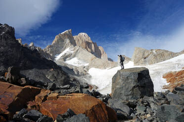 Blick hinauf zum Monte Fitz Roy, El Chalten Massiv, Argentinisches Patagonien, Argentinien, Südamerika - RHPLF08601