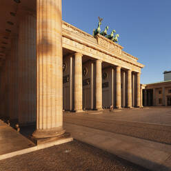 Brandenburger Tor bei Sonnenaufgang, Quadriga, Berlin Mitte, Berlin, Deutschland, Europa - RHPLF08611