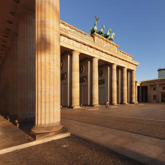 Brandenburger Tor bei Sonnenaufgang, Quadriga, Berlin Mitte, Berlin, Deutschland, Europa - RHPLF08611