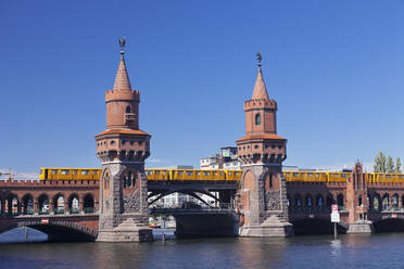 Oberbaumbrücke zwischen Kreuzberg und Friedrichshain, U-Bahnlinie 1, Spree, Berlin, Deutschland, Europa - RHPLF08613