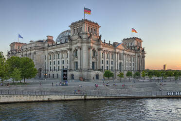 Reichstagsgebäude bei Sonnenuntergang, Mitte, Berlin, Deutschland, Europa - RHPLF08614