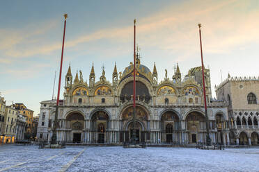 Basilika und Markusplatz in der Morgendämmerung nach nächtlichem Schneefall, Venedig, UNESCO-Weltkulturerbe, Venetien, Italien, Europa - RHPLF08617