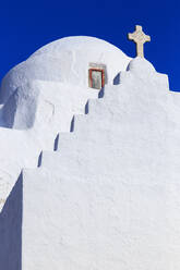 Weiß getünchte Panagia Paraportiani, Mykonos berühmteste Kirche, unter blauem Himmel, Mykonos Stadt (Chora), Mykonos, Kykladen, Griechische Inseln, Griechenland, Europa - RHPLF08622