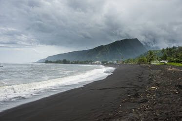 Schwarzer vulkanischer Sandstrand Taharuu, Tahiti, Gesellschaftsinseln, Französisch-Polynesien, Pazifik - RHPLF08630