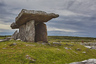 Der Poulnabrone-Dolmen, prähistorische Plattengrabkammer, The Burren, Grafschaft Clare, Munster, Republik Irland, Europa - RHPLF08641