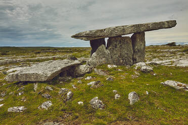 Der Poulnabrone-Dolmen, prähistorische Plattengrabkammer, The Burren, Grafschaft Clare, Munster, Republik Irland, Europa - RHPLF08642