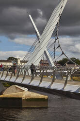 Friedensbrücke, über den Fluss Foyle, Derry (Londonderry), Grafschaft Londonderry, Ulster, Nordirland, Vereinigtes Königreich, Europa - RHPLF08645