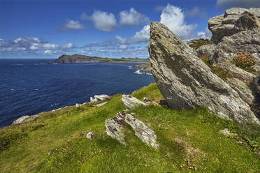 Blick vom Clogher Head auf Sybil Point, am westlichen Ende der Dingle-Halbinsel, County Kerry, Munster, Republik Irland, Europa - RHPLF08647