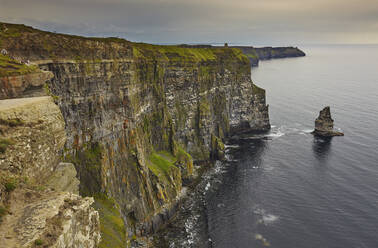Die Cliffs of Moher, in der Nähe von Lahinch, Grafschaft Clare, Munster, Republik Irland, Europa - RHPLF08650