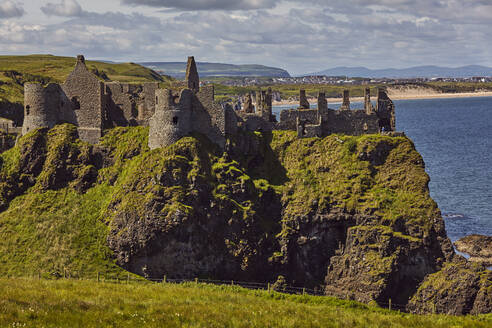 Dunluce Castle, in der Nähe von Portrush, County Antrim, Ulster, Nordirland, Vereinigtes Königreich, Europa - RHPLF08652