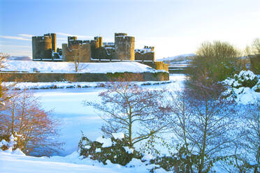 Caerphilly Castle im Schnee, Caerphilly, bei Cardiff, Gwent, Wales, Vereinigtes Königreich, Europa - RHPLF08666