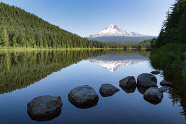 Mount Hood, Teil der Cascade Range, spiegelt sich perfekt im stillen Wasser des Trillium Lake, Oregon, Vereinigte Staaten von Amerika, Nordamerika - RHPLF08675