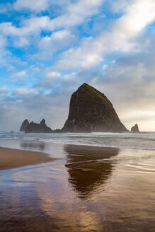 Haystack Rock spiegelt sich an der Küste von Cannon Beach an der pazifischen Nordwestküste, Oregon, Vereinigte Staaten von Amerika, Nordamerika - RHPLF08680