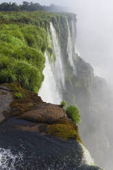 Iguazu-Wasserfälle von der argentinischen Seite, UNESCO-Weltkulturerbe, an der Grenze zwischen Argentinien und Brasilien, Argentinien, Südamerika - RHPLF08699