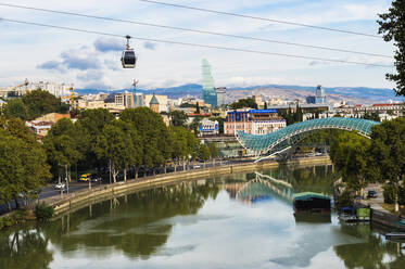 Friedensbrücke über den Fluss Mtkvari, entworfen vom italienischen Architekten Michele de Lucci, Tiflis, Georgien, Kaukasus, Asien - RHPLF08704