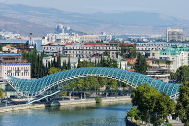 Friedensbrücke über den Mtkvari Rver, entworfen vom italienischen Architekten Michele de Lucci, Tiflis, Georgien, Kaukasus, Asien - RHPLF08705