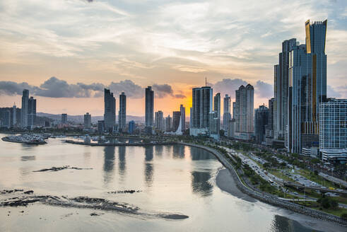Skyline von Panama-Stadt bei Sonnenuntergang, Panama-Stadt, Panama, Mittelamerika - RHPLF08726