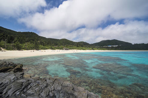 Türkisfarbenes Wasser am Furuzamami-Strand, Insel Zamami, Kerama-Inseln, Okinawa, Japan, Asien - RHPLF08733