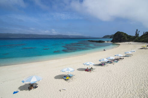 Sonnenschirme am Furuzamami-Strand, Insel Zamami, Kerama-Inseln, Okinawa, Japan, Asien - RHPLF08734