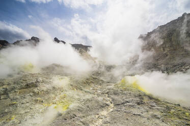 Schwefelstücke auf dem aktiven Vulkangebiet Iozan (Schwefelberg), Akan-Nationalpark, Hokkaido, Japan, Asien - RHPLF08743