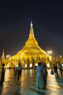 Devotees come to pray at Shwedagon Pagoda, Yangon (Rangoon), Myanmar (Burma), Asia - RHPLF08758