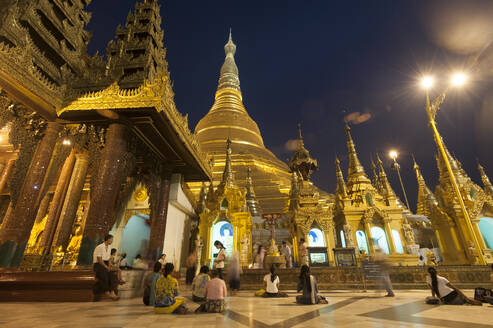 Devotees come to pray at Shwedagon Pagoda, Yangon (Rangoon), Myanmar (Burma), Asia - RHPLF08759