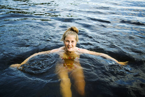 Teenager-Mädchen (16-17) beim Schwimmen im Meer - FOLF10325