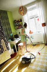 Teenagerin (16-17), die ihr Zimmer aufräumt - FOLF10332