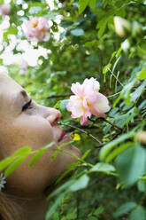 Teenager-Mädchen (16-17) riecht an Blumen - FOLF10355