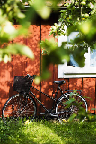 Fahrrad vor einem Sommerhaus im Stockholmer Schärengarten, lizenzfreies Stockfoto