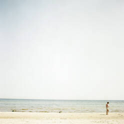 Frau steht am Strand von Oland, Schweden - FOLF10381
