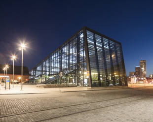 Hauptbahnhof Malmö in Schweden bei Nacht - FOLF10478