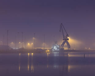 Kran und Hafen bei Nacht in Malmö, Schweden - FOLF10484