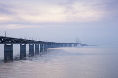 Öresundbrücke in Malmö, Schweden bei Sonnenaufgang - FOLF10487