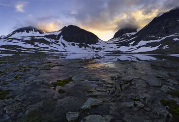 Der Berg Tjakjatjakka bei Sonnenuntergang in Schweden - FOLF10491